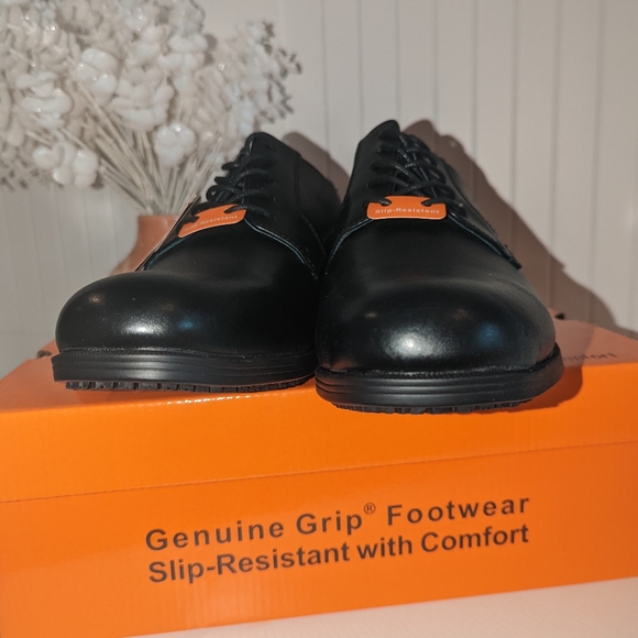 Genuine Grip Mens Shoes 10.5M Work Slip and Oil Resistant Cushion Comfort.New - Picture 15 of 15